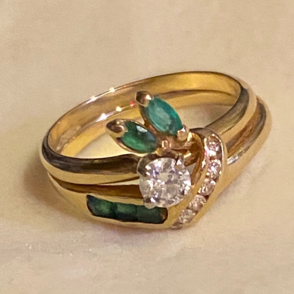 Elegant Gold and Green Emerald Ring with Diamond Accents - Picture 4 of 4